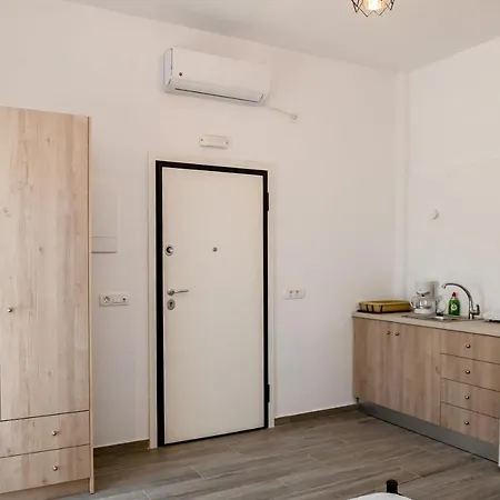 Enjoy The Santorini Life Vibrant Studio Apartment *