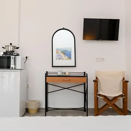 Enjoy The Santorini Life Vibrant Studio Apartment